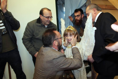 La niña Ariadna Munilla emocionó el domingo 1 de abril los vecinos de Tudela con el tradicional acto, presenciado por miles de personas en la plaza de los Fueros de la capital ribera.