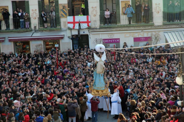 La niña Ariadna Munilla emocionó el domingo 1 de abril los vecinos de Tudela con el tradicional acto, presenciado por miles de personas en la plaza de los Fueros de la capital ribera.
