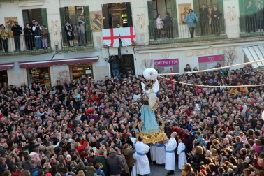 La niña Ariadna Munilla emocionó el domingo 1 de abril los vecinos de Tudela con el tradicional acto, presenciado por miles de personas en la plaza de los Fueros de la capital ribera.