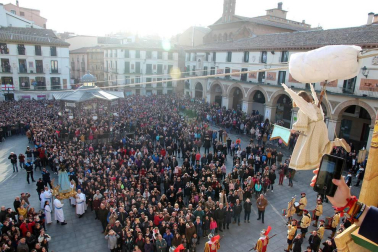 La niña Ariadna Munilla emocionó el domingo 1 de abril los vecinos de Tudela con el tradicional acto, presenciado por miles de personas en la plaza de los Fueros de la capital ribera.