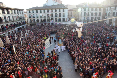 La niña Ariadna Munilla emocionó el domingo 1 de abril los vecinos de Tudela con el tradicional acto, presenciado por miles de personas en la plaza de los Fueros de la capital ribera.