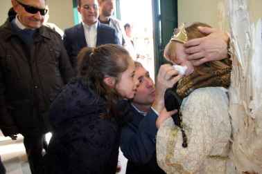La niña Ariadna Munilla emocionó el domingo 1 de abril los vecinos de Tudela con el tradicional acto, presenciado por miles de personas en la plaza de los Fueros de la capital ribera.