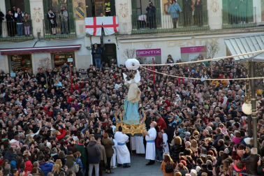La niña Ariadna Munilla emocionó el domingo 1 de abril los vecinos de Tudela con el tradicional acto, presenciado por miles de personas en la plaza de los Fueros de la capital ribera.