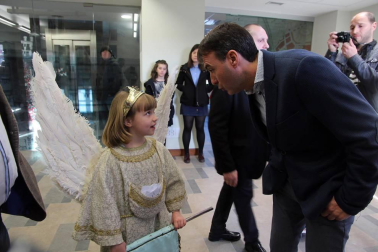 La niña Ariadna Munilla emocionó el domingo 1 de abril los vecinos de Tudela con el tradicional acto, presenciado por miles de personas en la plaza de los Fueros de la capital ribera.