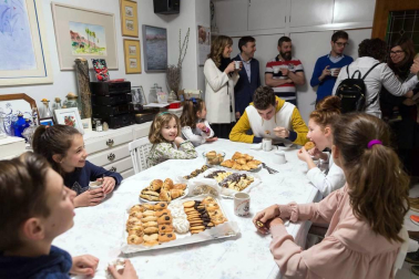 La niña Ariadna Munilla emocionó el domingo 1 de abril los vecinos de Tudela con el tradicional acto, presenciado por miles de personas en la plaza de los Fueros de la capital ribera.
