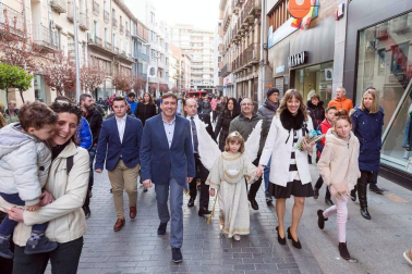 La niña Ariadna Munilla emocionó el domingo 1 de abril los vecinos de Tudela con el tradicional acto, presenciado por miles de personas en la plaza de los Fueros de la capital ribera.