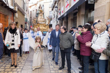 La niña Ariadna Munilla emocionó el domingo 1 de abril los vecinos de Tudela con el tradicional acto, presenciado por miles de personas en la plaza de los Fueros de la capital ribera.