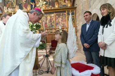 La niña Ariadna Munilla emocionó el domingo 1 de abril los vecinos de Tudela con el tradicional acto, presenciado por miles de personas en la plaza de los Fueros de la capital ribera.