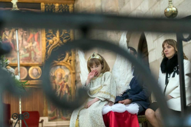 La niña Ariadna Munilla emocionó el domingo 1 de abril los vecinos de Tudela con el tradicional acto, presenciado por miles de personas en la plaza de los Fueros de la capital ribera.