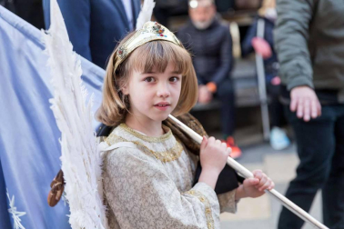 La niña Ariadna Munilla emocionó el domingo 1 de abril los vecinos de Tudela con el tradicional acto, presenciado por miles de personas en la plaza de los Fueros de la capital ribera.