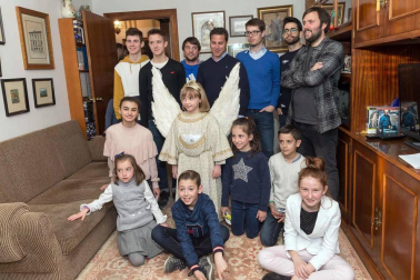 La niña Ariadna Munilla emocionó el domingo 1 de abril los vecinos de Tudela con el tradicional acto, presenciado por miles de personas en la plaza de los Fueros de la capital ribera.