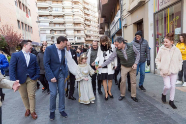 La niña Ariadna Munilla emocionó el domingo 1 de abril los vecinos de Tudela con el tradicional acto, presenciado por miles de personas en la plaza de los Fueros de la capital ribera.