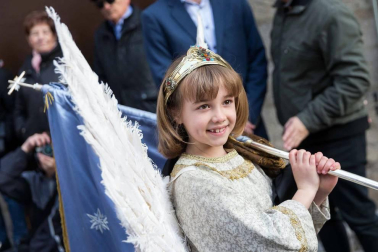 La niña Ariadna Munilla emocionó el domingo 1 de abril los vecinos de Tudela con el tradicional acto, presenciado por miles de personas en la plaza de los Fueros de la capital ribera.