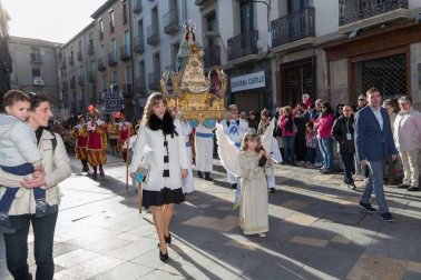 La niña Ariadna Munilla emocionó el domingo 1 de abril los vecinos de Tudela con el tradicional acto, presenciado por miles de personas en la plaza de los Fueros de la capital ribera.