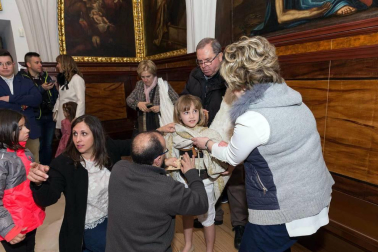 La niña Ariadna Munilla emocionó el domingo 1 de abril los vecinos de Tudela con el tradicional acto, presenciado por miles de personas en la plaza de los Fueros de la capital ribera.