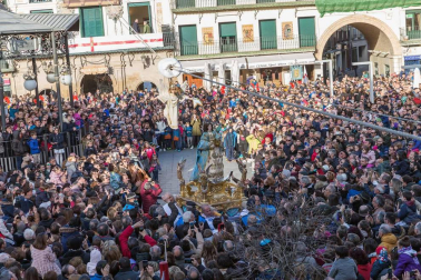 La niña Ariadna Munilla emocionó el domingo 1 de abril los vecinos de Tudela con el tradicional acto, presenciado por miles de personas en la plaza de los Fueros de la capital ribera.