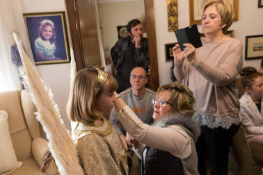 La niña Ariadna Munilla emocionó el domingo 1 de abril los vecinos de Tudela con el tradicional acto, presenciado por miles de personas en la plaza de los Fueros de la capital ribera.