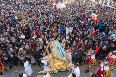 La niña Ariadna Munilla emocionó el domingo 1 de abril los vecinos de Tudela con el tradicional acto, presenciado por miles de personas en la plaza de los Fueros de la capital ribera.