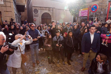 La niña Ariadna Munilla emocionó el domingo 1 de abril los vecinos de Tudela con el tradicional acto, presenciado por miles de personas en la plaza de los Fueros de la capital ribera.