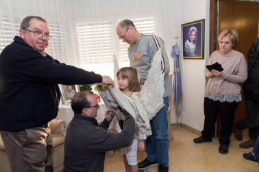 La niña Ariadna Munilla emocionó el domingo 1 de abril los vecinos de Tudela con el tradicional acto, presenciado por miles de personas en la plaza de los Fueros de la capital ribera.