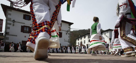 La tradición exige que los dantzaris recorran las calles y bajen también bailando el puerto de Ibañeta