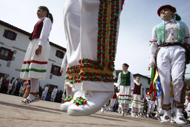 La tradición exige que los dantzaris recorran las calles y bajen también bailando el puerto de Ibañeta