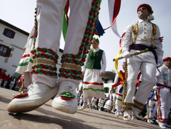 La tradición exige que los dantzaris recorran las calles y bajen también bailando el puerto de Ibañeta