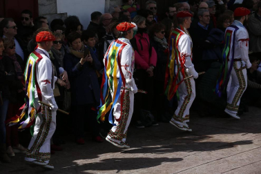 La tradición exige que los dantzaris recorran las calles y bajen también bailando el puerto de Ibañeta