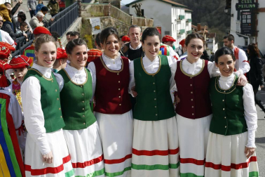 La tradición exige que los dantzaris recorran las calles y bajen también bailando el puerto de Ibañeta