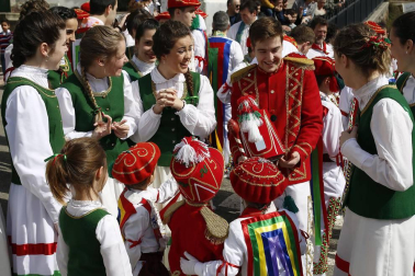 La tradición exige que los dantzaris recorran las calles y bajen también bailando el puerto de Ibañeta