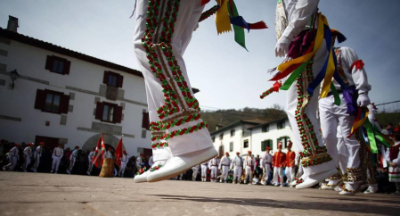 La tradición exige que los dantzaris recorran las calles y bajen también bailando el puerto de Ibañeta