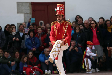 La tradición exige que los dantzaris recorran las calles y bajen también bailando el puerto de Ibañeta