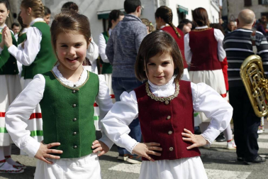 La tradición exige que los dantzaris recorran las calles y bajen también bailando el puerto de Ibañeta