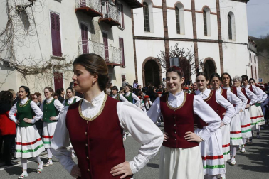 La tradición exige que los dantzaris recorran las calles y bajen también bailando el puerto de Ibañeta