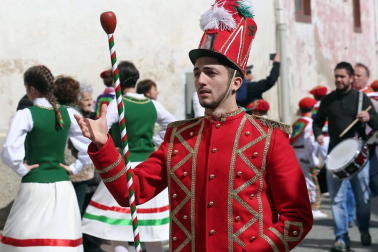 La tradición exige que los dantzaris recorran las calles y bajen también bailando el puerto de Ibañeta