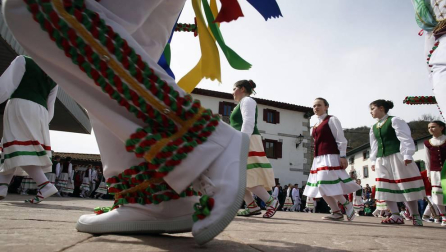 La tradición exige que los dantzaris recorran las calles y bajen también bailando el puerto de Ibañeta