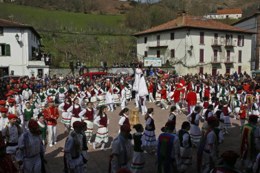 La tradición exige que los dantzaris recorran las calles y bajen también bailando el puerto de Ibañeta