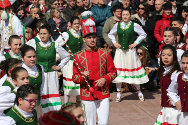 La tradición exige que los dantzaris recorran las calles y bajen también bailando el puerto de Ibañeta