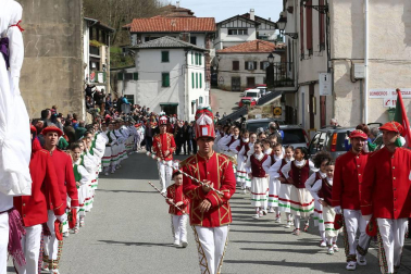 La tradición exige que los dantzaris recorran las calles y bajen también bailando el puerto de Ibañeta