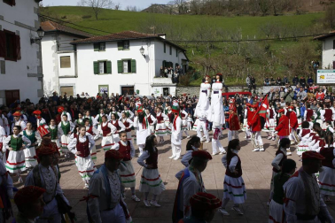La tradición exige que los dantzaris recorran las calles y bajen también bailando el puerto de Ibañeta