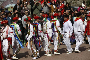 La tradición exige que los dantzaris recorran las calles y bajen también bailando el puerto de Ibañeta