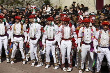 La tradición exige que los dantzaris recorran las calles y bajen también bailando el puerto de Ibañeta