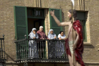 La procesión del Cristo Resucitado ha recorrido las calles de Pamplona por segundo año