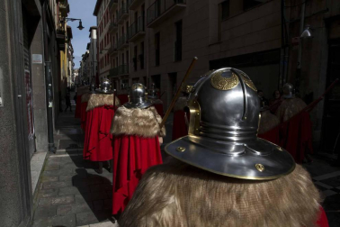La procesión del Cristo Resucitado ha recorrido las calles de Pamplona por segundo año