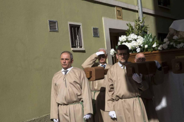 La procesión del Cristo Resucitado ha recorrido las calles de Pamplona por segundo año
