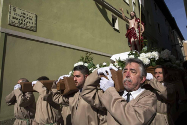 La procesión del Cristo Resucitado ha recorrido las calles de Pamplona por segundo año
