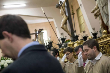 La procesión del Cristo Resucitado ha recorrido las calles de Pamplona por segundo año