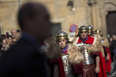 La procesión del Cristo Resucitado ha recorrido las calles de Pamplona por segundo año