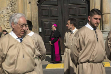 La procesión del Cristo Resucitado ha recorrido las calles de Pamplona por segundo año