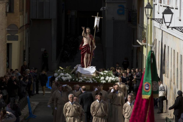 La procesión del Cristo Resucitado ha recorrido las calles de Pamplona por segundo año